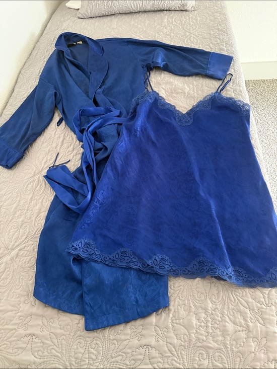 Victoria's Secret Other - Vntg Victoria’s Secret Gold Label Blue Lace Trim Satin Robe & Chemise Set M/SP